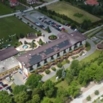 Energia słoneczna w akcji: Hotel w Solec-Zdroju z zainstalowanymi panelami fotowoltaicznymi