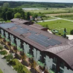 Panele fotowoltaiczne na dachu hotelu w Solec-Zdroju