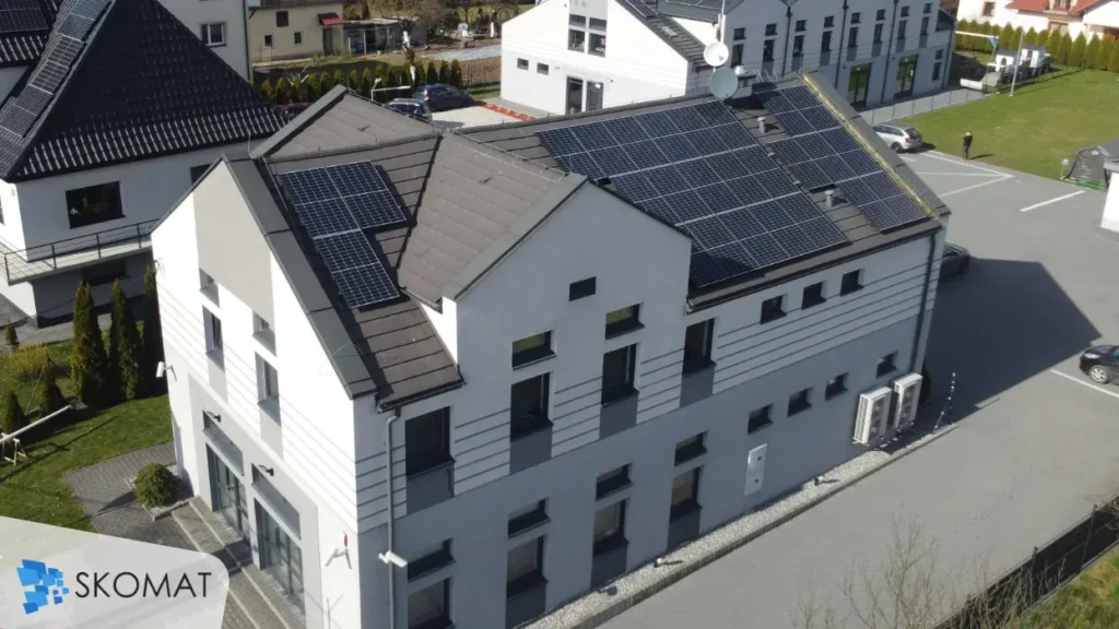 Fotowoltaika na dachu domu wielorodzinnego z bliska