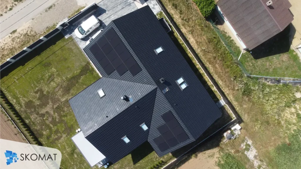 Widok z góry na instalacje fotowoltaiczna w domu w miejscowości