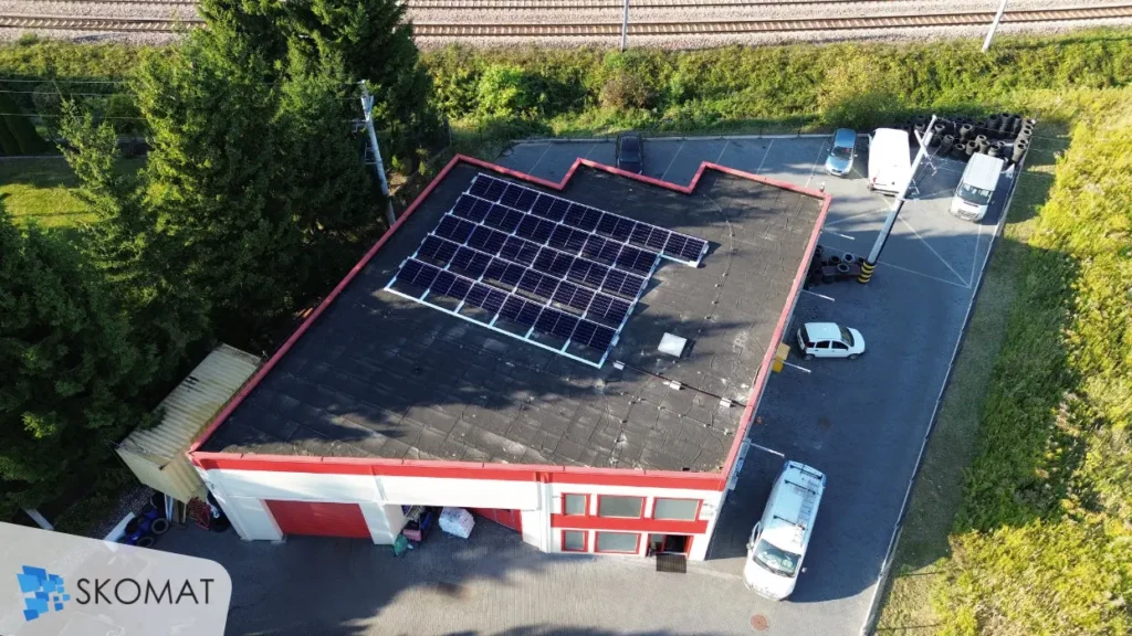 Widok z drona z góry na fotowoltaikę na ddachu magazynu