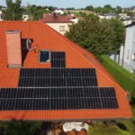 Instalacja fotowoltaiczna na dachu domu wielorodzinnego