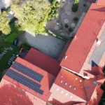 Montaż instalacji fotowoltaicznej na dachu hotelu Malonowo