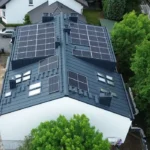 instalacja fotowoltaiki na dachu budynku fronton w krakowie