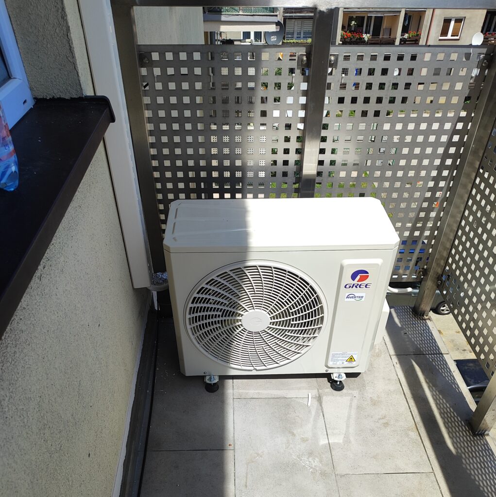 pompa ciepła na balkonie budynku mieszkalnego 