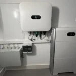 urządzenia na ścianie w domu